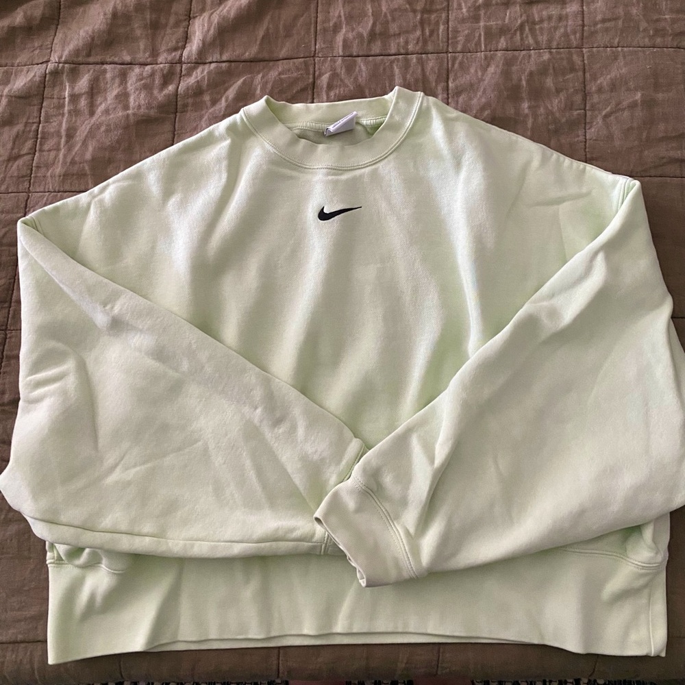 Cropped Nike crewneck
